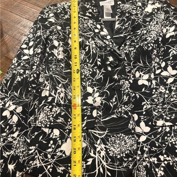 Villager Black and White Floral Blazer in size 6. Great condition! - Picture 10 of 13